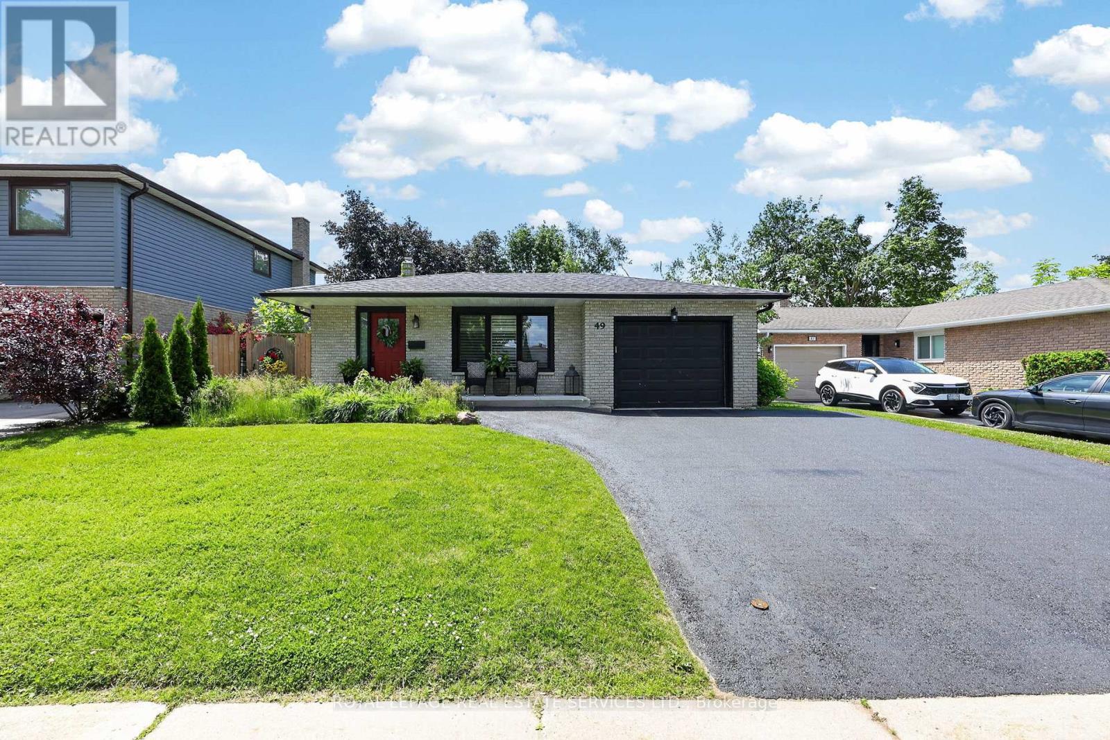 












49 BELCOURT AVENUE

,
Barrie,




Ontario
L4M4E5

