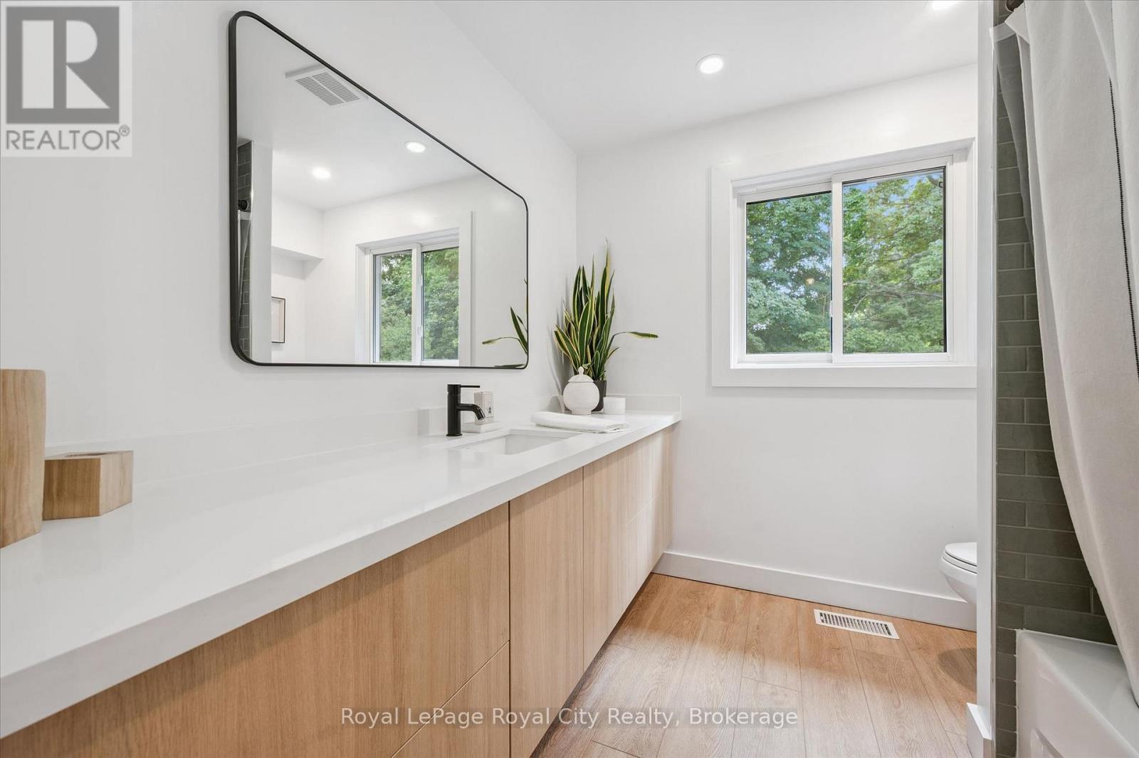 












535 SPRUCEHILL AVENUE

,
Waterloo,




Ontario
N2L4V8

