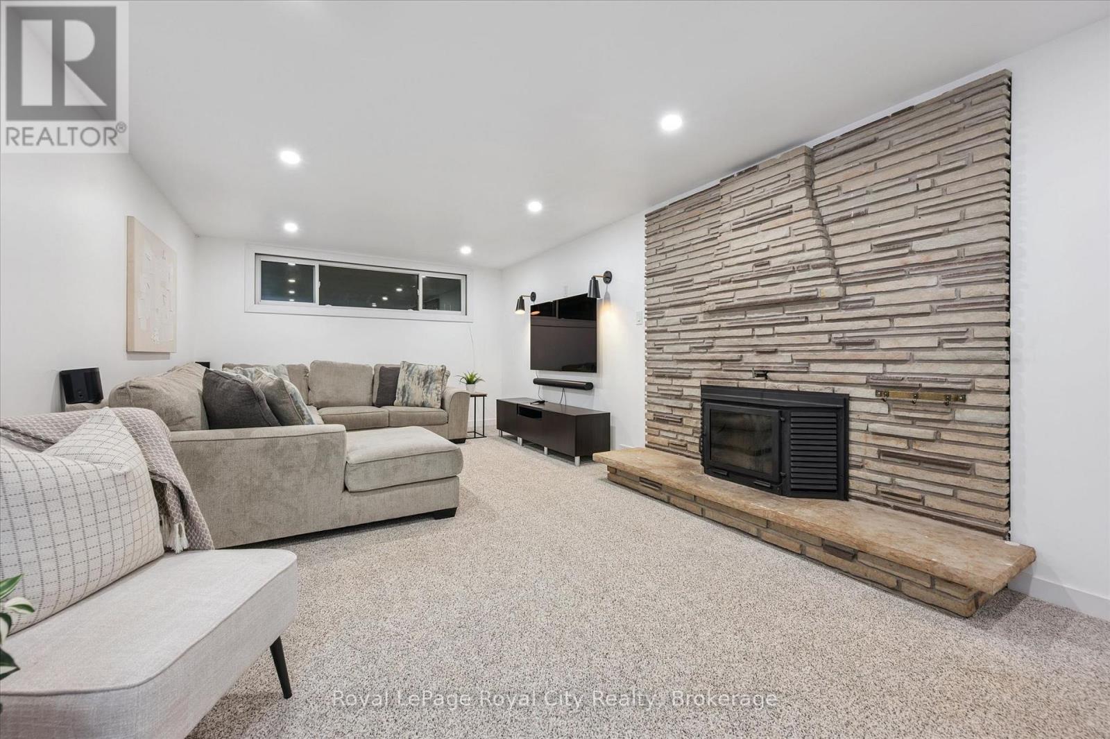 












535 SPRUCEHILL AVENUE

,
Waterloo,




Ontario
N2L4V8

