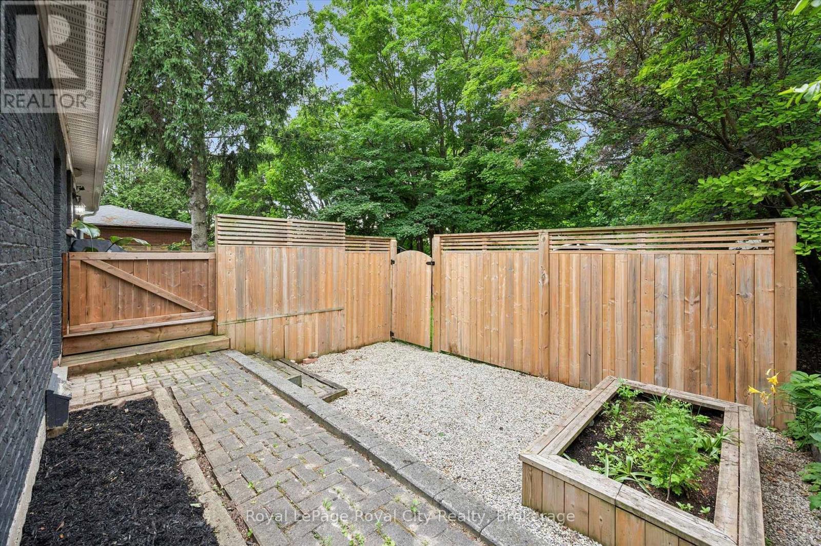 












535 SPRUCEHILL AVENUE

,
Waterloo,




Ontario
N2L4V8

