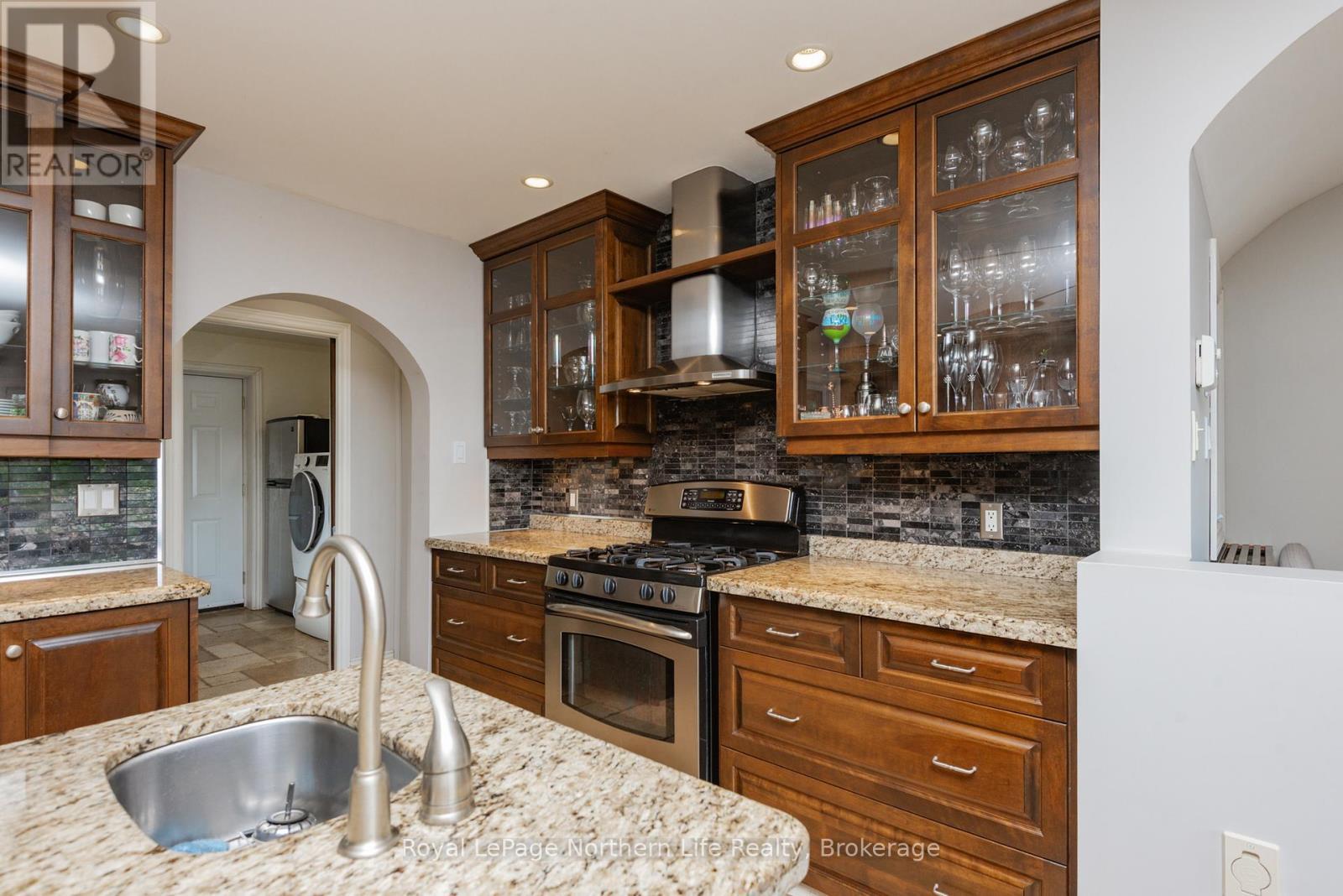 












571 D REGAL ROAD

,
North Bay (Birchaven),




Ontario
P1B8G4

