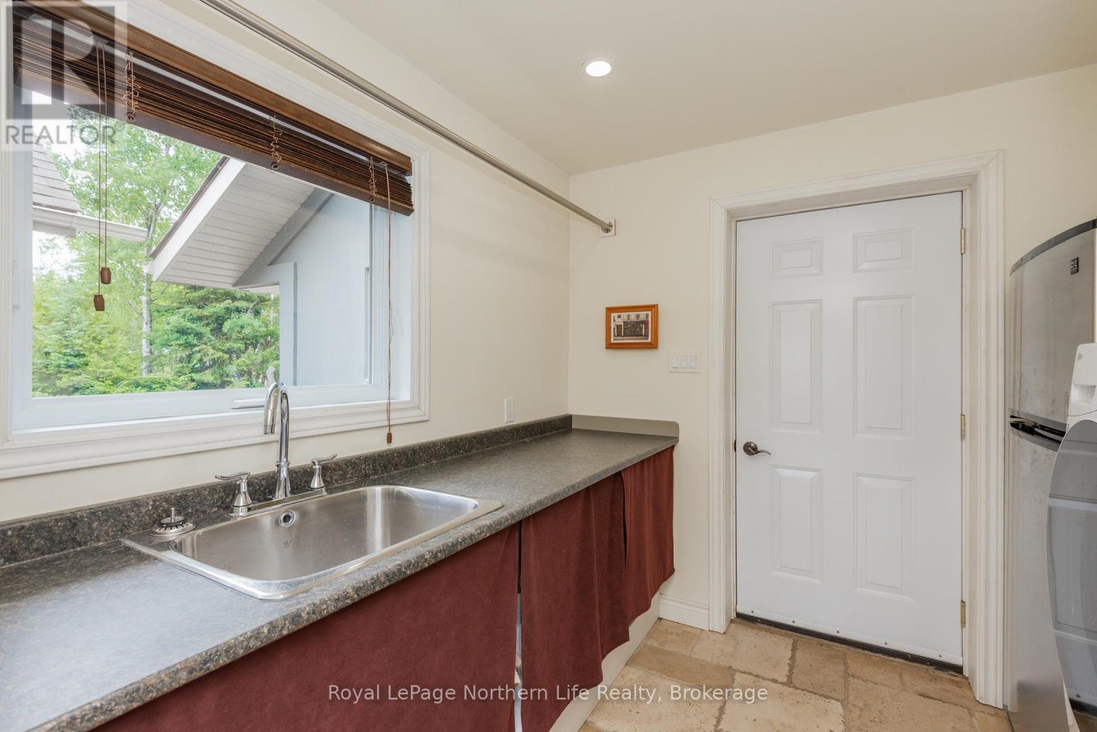 












571 D REGAL ROAD

,
North Bay (Birchaven),




Ontario
P1B8G4


