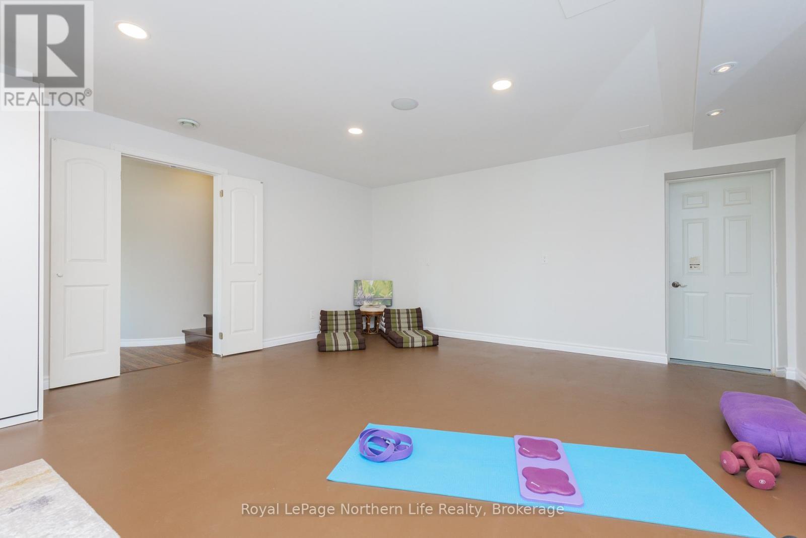 












571 D REGAL ROAD

,
North Bay (Birchaven),




Ontario
P1B8G4

