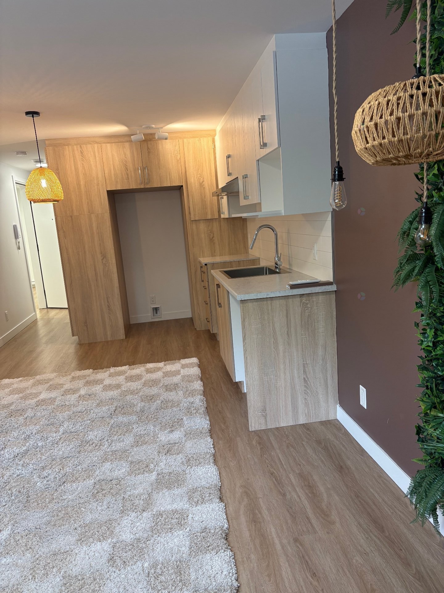 









1360


Rue Principale

, 102,
Saint-Roch-de-l'Achigan,




QC
J0K3H0


