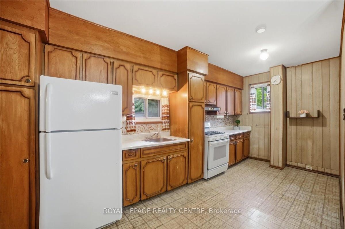 









115


Priscilla

Avenue,
Toronto,




ON
M6S 3W4

