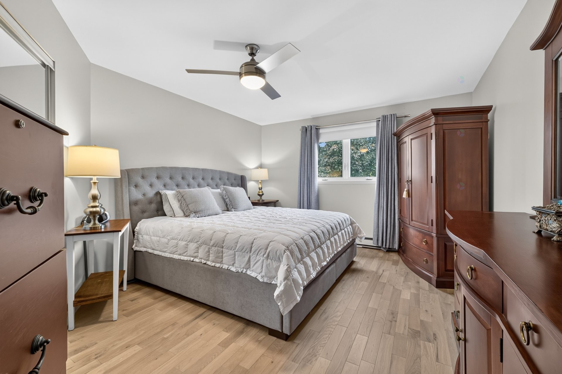 









572


Rue Benoit E.

,
Longueuil (Le Vieux-Longueuil),




QC
J4J5H6

