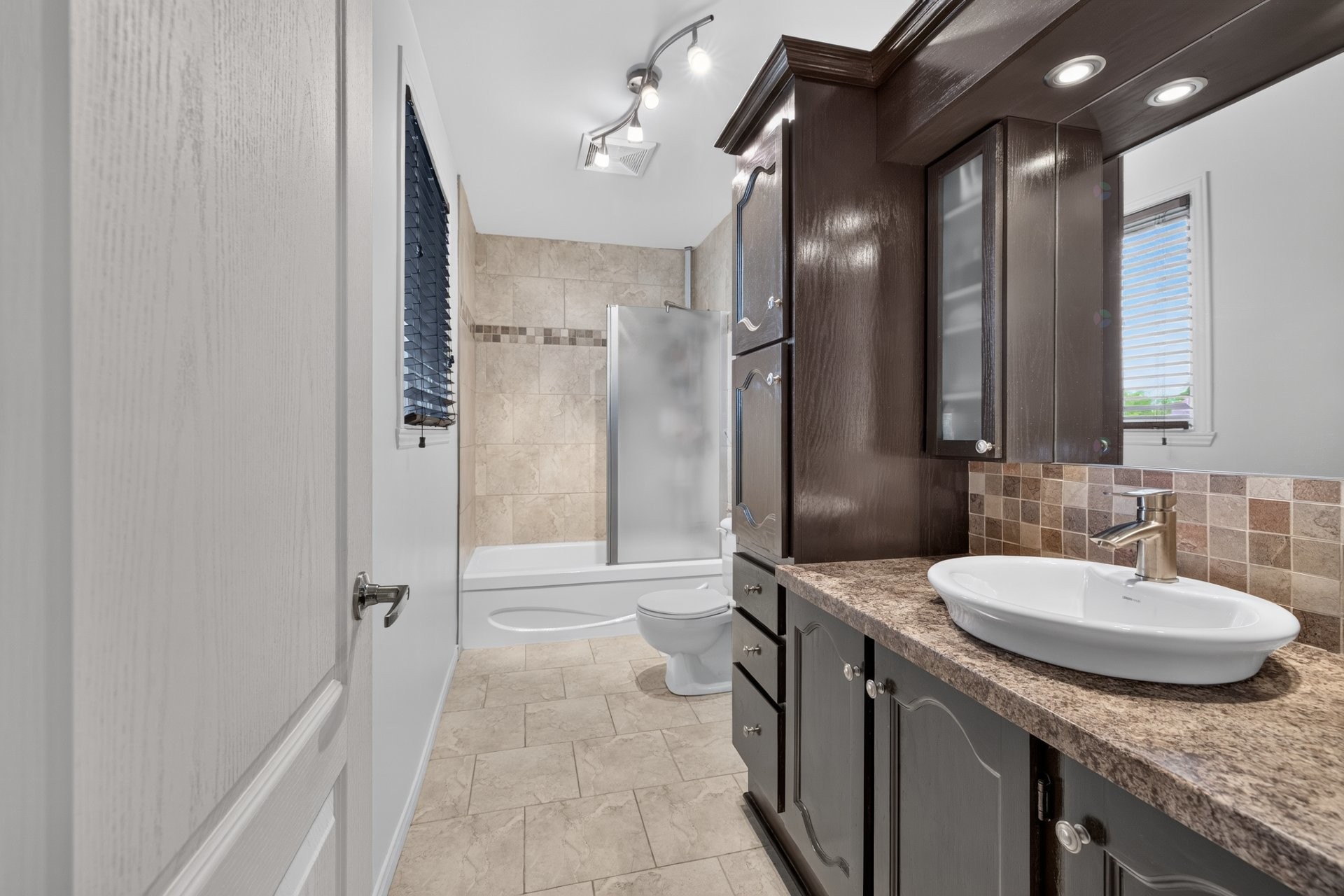









572


Rue Benoit E.

,
Longueuil (Le Vieux-Longueuil),




QC
J4J5H6

