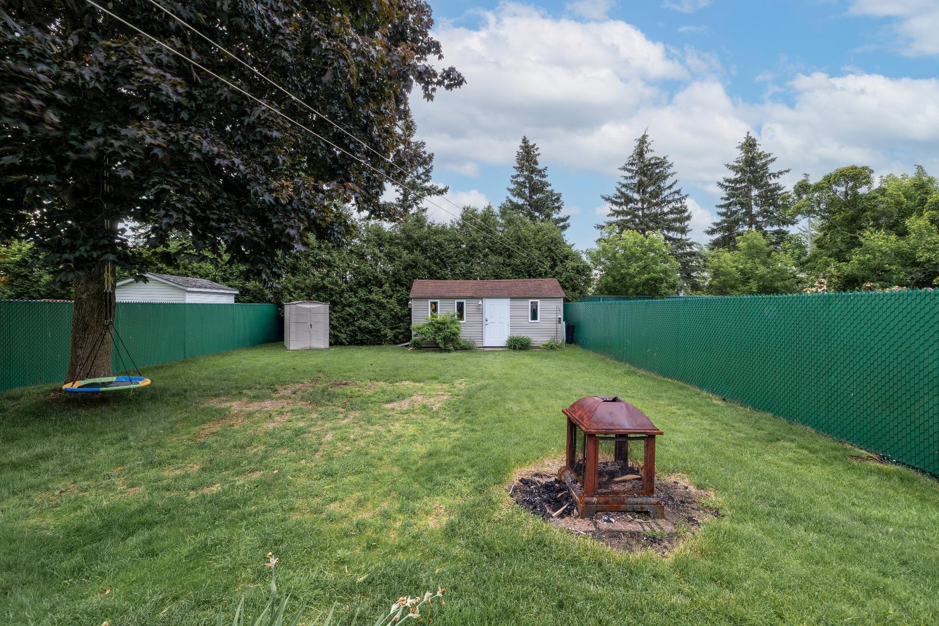 









572


Rue Benoit E.

,
Longueuil (Le Vieux-Longueuil),




QC
J4J5H6

