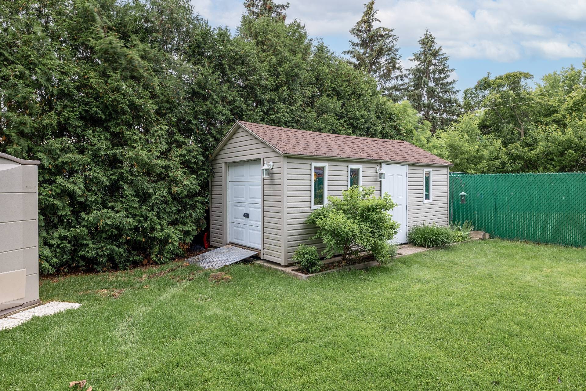 









572


Rue Benoit E.

,
Longueuil (Le Vieux-Longueuil),




QC
J4J5H6

