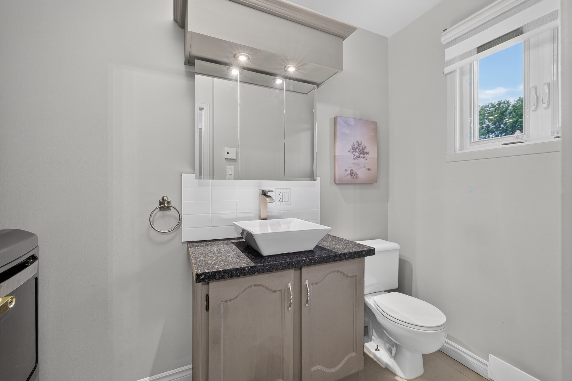 









572


Rue Benoit E.

,
Longueuil (Le Vieux-Longueuil),




QC
J4J5H6

