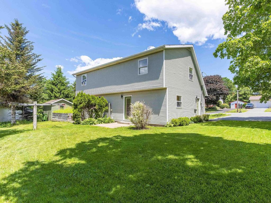 












18 Marina Drive

,
New Minas,




NS
B4N 4W3

