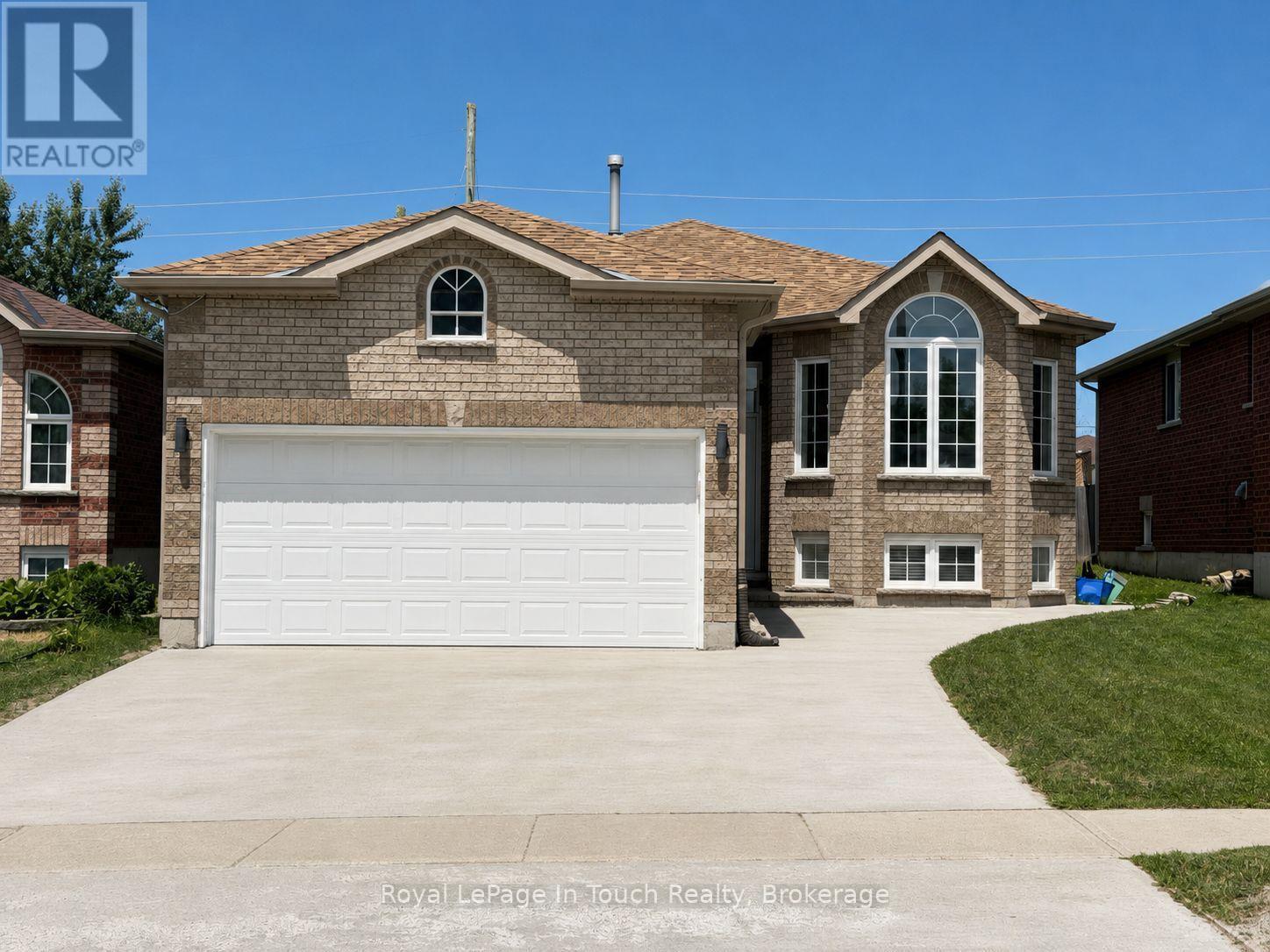 












4 DANIELLE CRESCENT

,
Barrie (Painswick South),




Ontario
L4N0Y6

