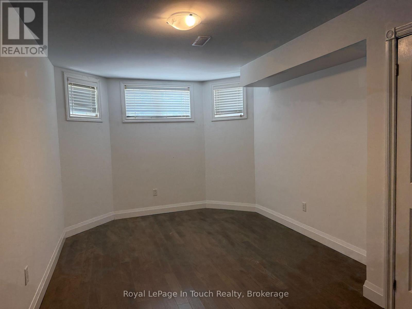 












4 DANIELLE CRESCENT

,
Barrie (Painswick South),




Ontario
L4N0Y6

