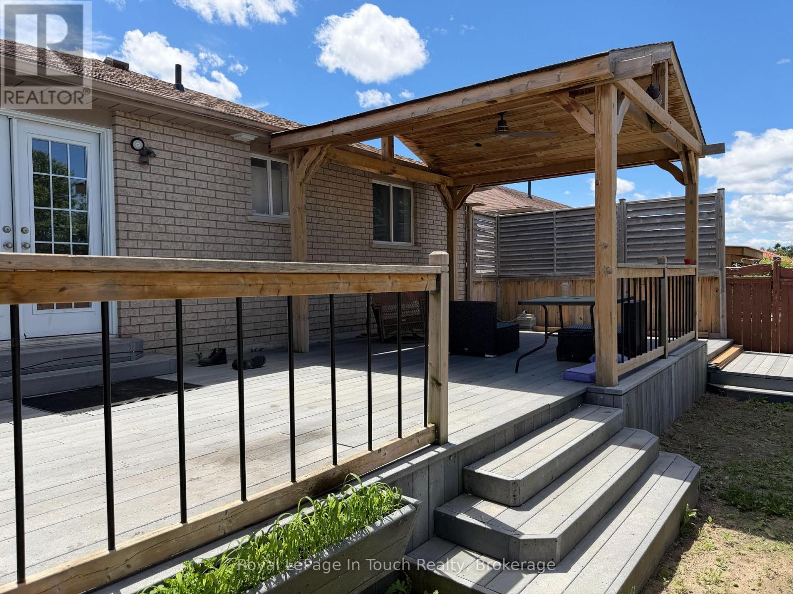 












4 DANIELLE CRESCENT

,
Barrie (Painswick South),




Ontario
L4N0Y6

