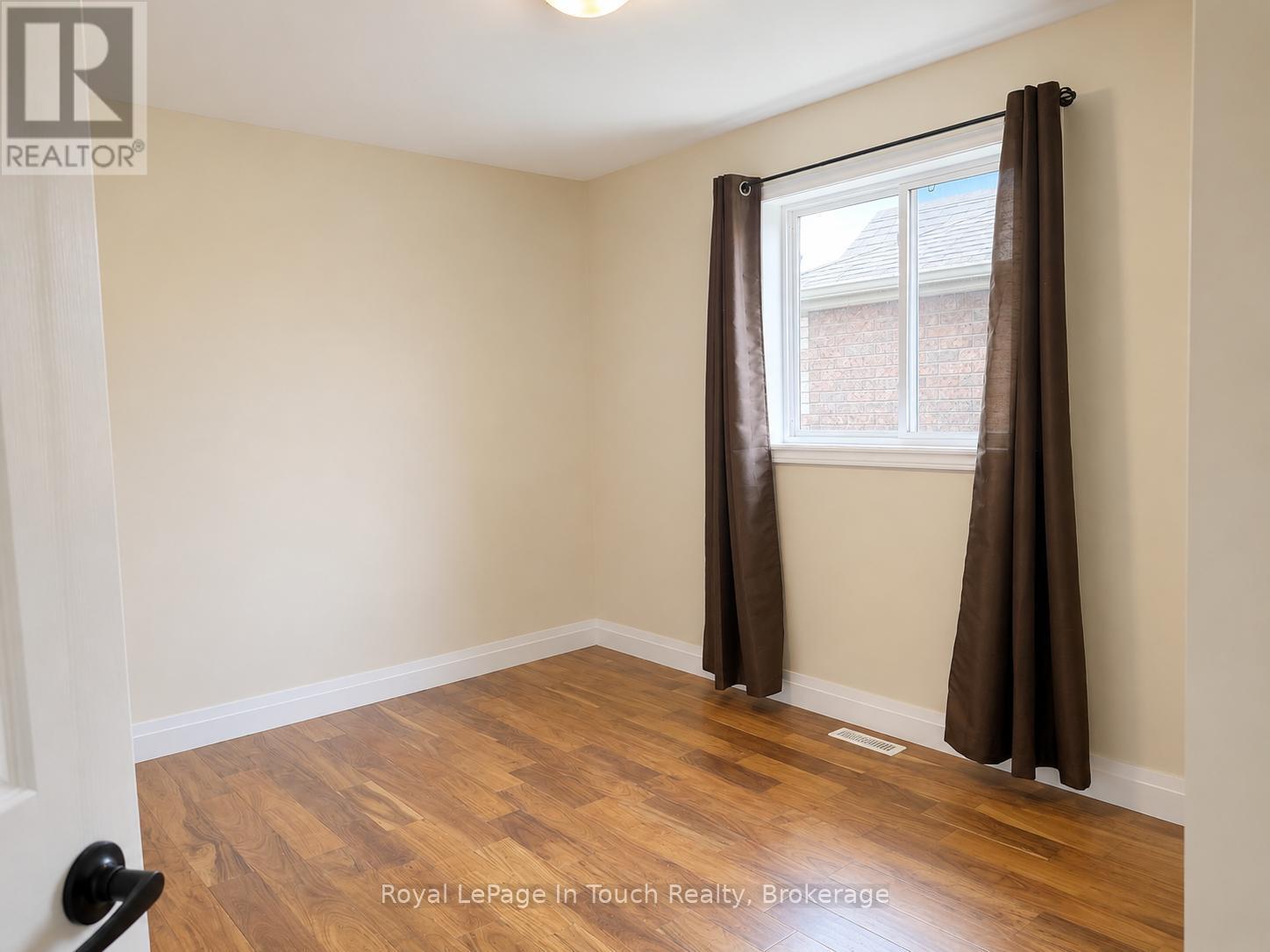 












4 DANIELLE CRESCENT

,
Barrie (Painswick South),




Ontario
L4N0Y6

