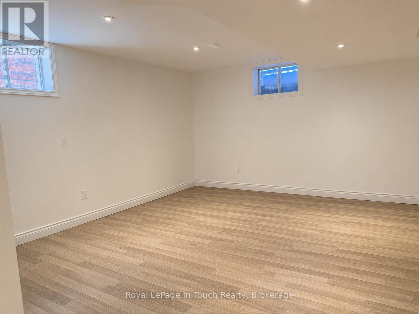 












4 DANIELLE CRESCENT

,
Barrie (Painswick South),




Ontario
L4N0Y6

