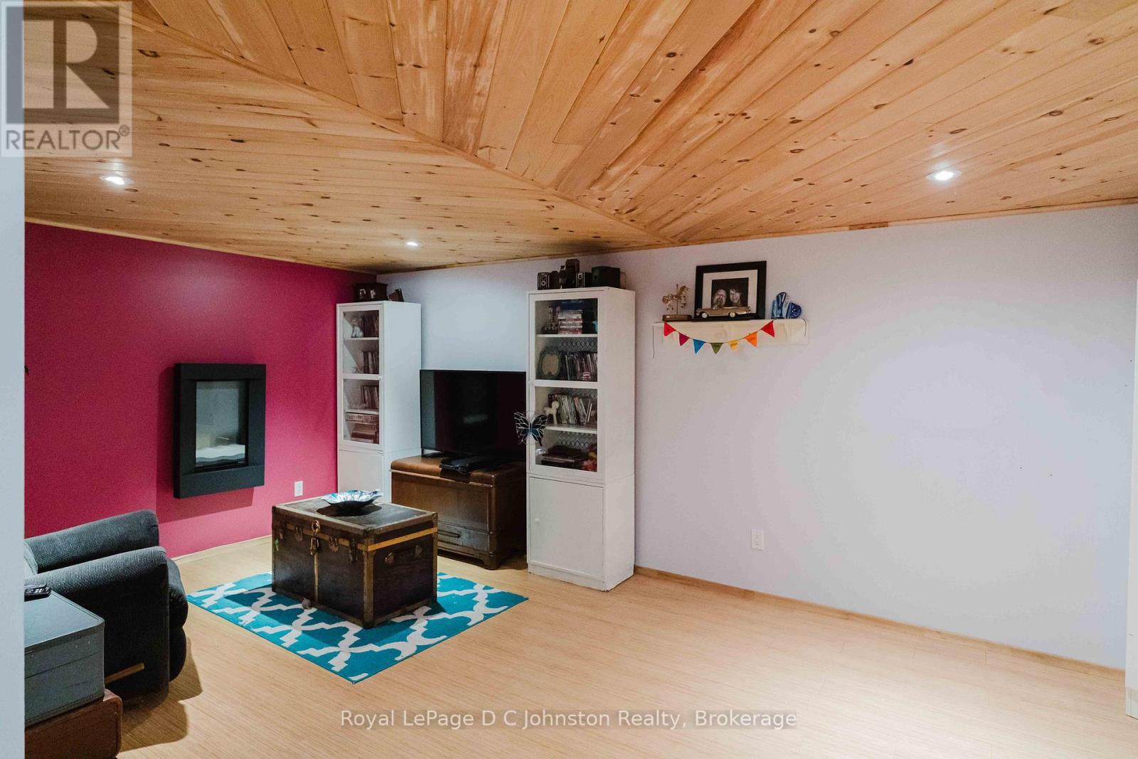 












255 ROWE STREET

,
Arran-Elderslie,




Ontario
N0G2N0

