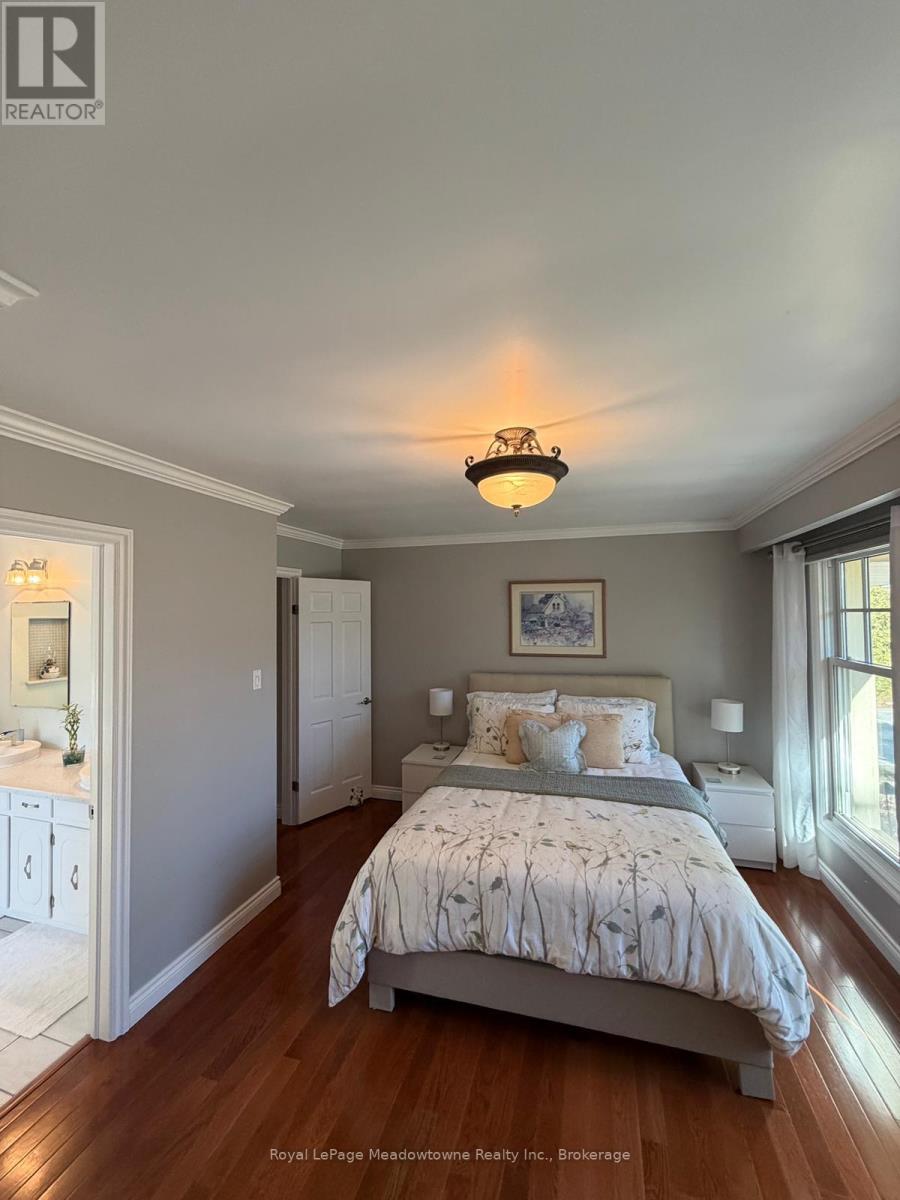 












11302 REGIONAL RD 25

,
Halton Hills (ES Rural Esquesing),




Ontario
L7J2M1

