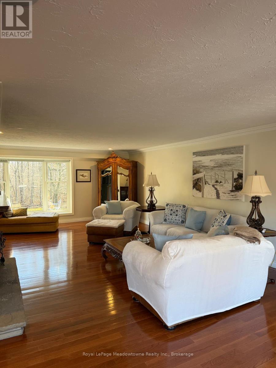












11302 REGIONAL RD 25

,
Halton Hills (ES Rural Esquesing),




Ontario
L7J2M1

