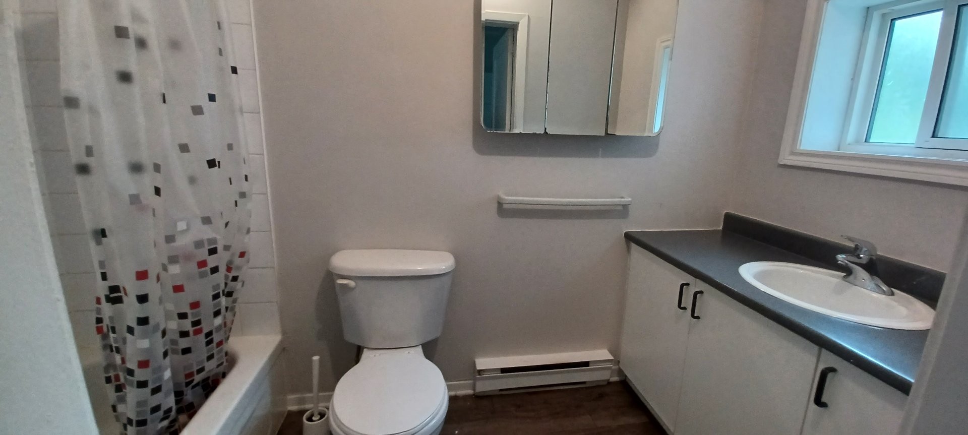 









49


Rue Montpetit

,
Gatineau (Hull),




QC
J8Y4Z7

