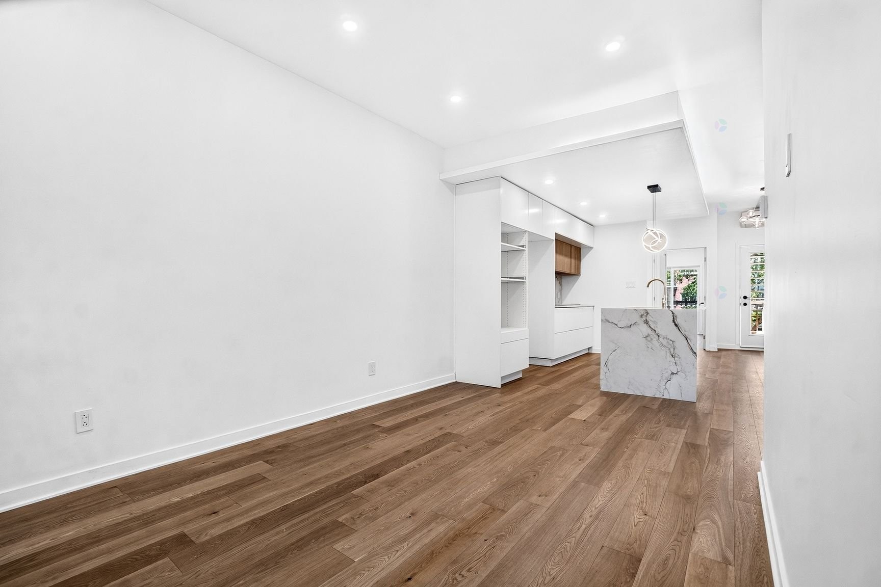 









2353Z


Av. De Lorimier

,
Montréal (Ville-Marie),




QC
H2K3X4


