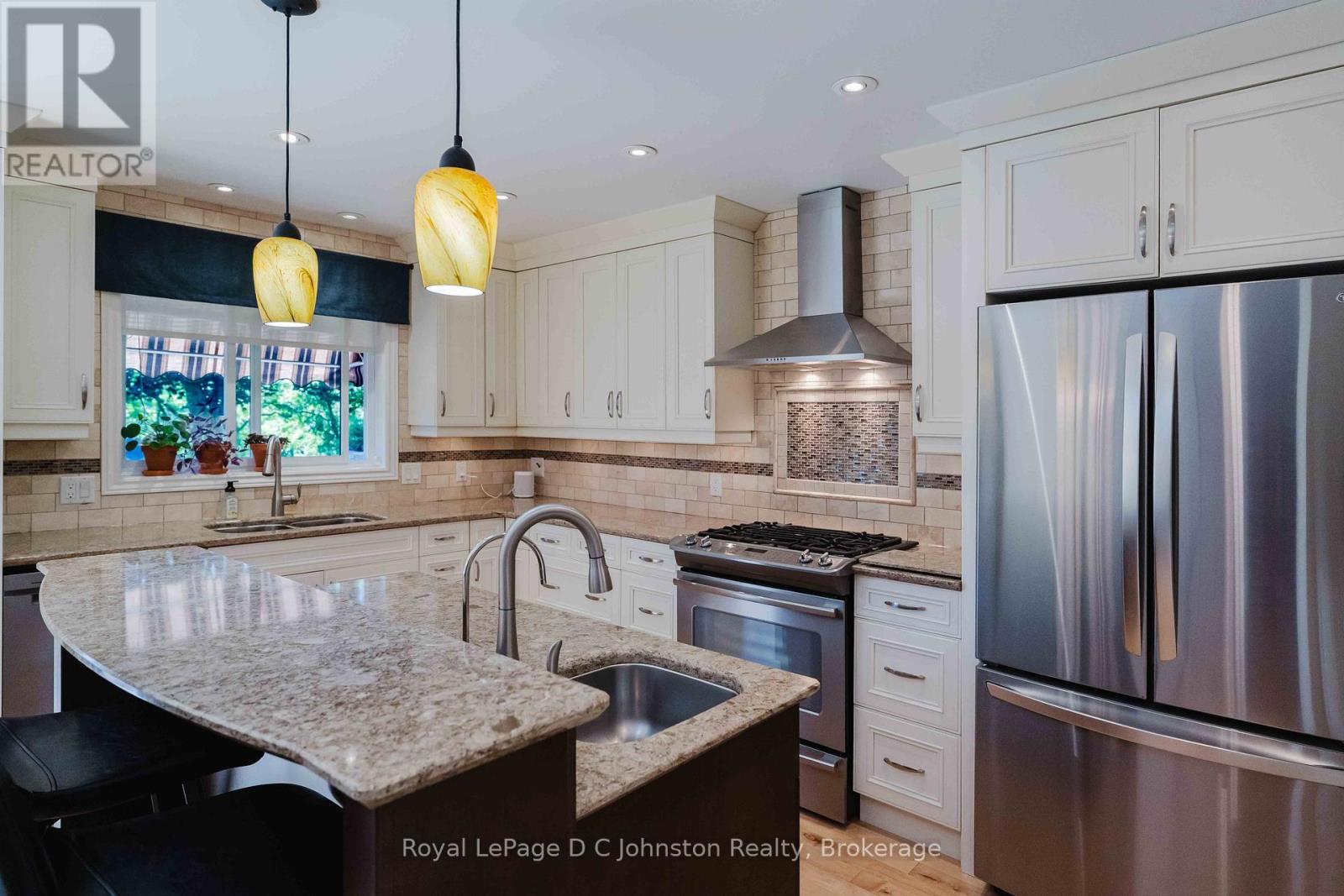 












126 5TH AVENUE E

,
Owen Sound,




Ontario
N4K6C7

