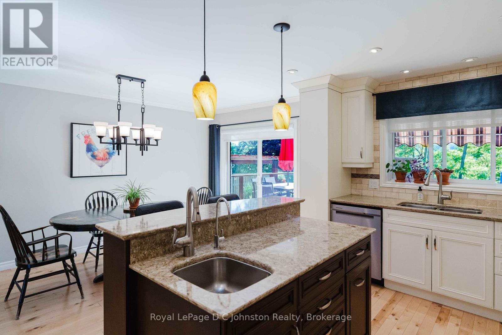 












126 5TH AVENUE E

,
Owen Sound,




Ontario
N4K6C7

