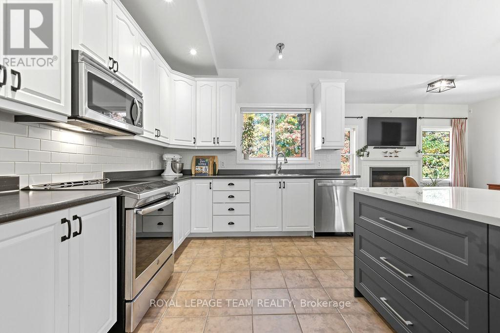 












698 BARRYVALE ROAD

,
Greater Madawaska,




Ontario
K0J1H0

