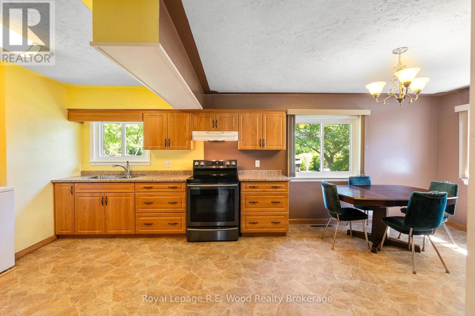 












286 WALNUT STREET

,
Chatham-Kent (Dresden),




Ontario
N0P1M0


