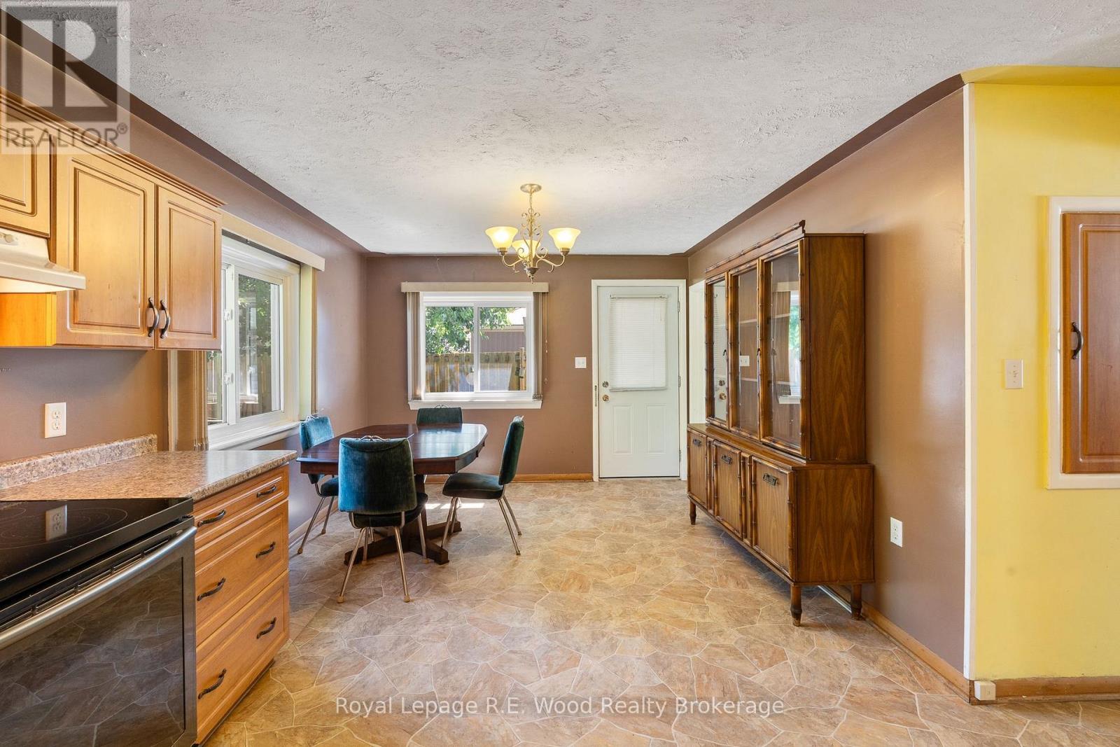 












286 WALNUT STREET

,
Chatham-Kent (Dresden),




Ontario
N0P1M0

