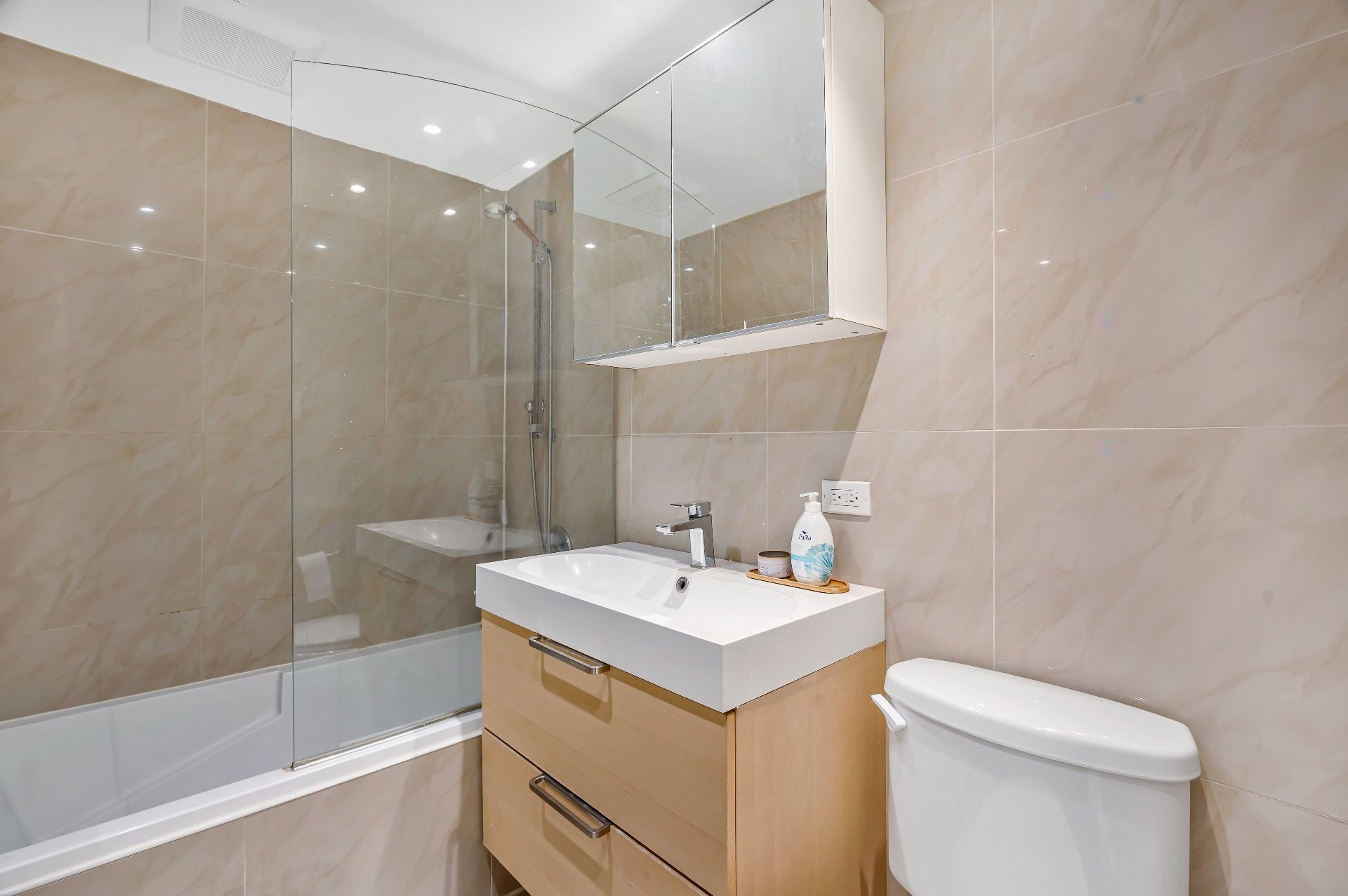 









3445


Rue Drummond

, 501,
Montréal (Ville-Marie),




QC
H3G1X9

