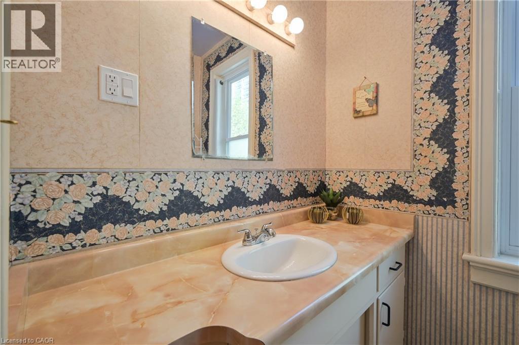 












25 AHRENS Street W

,
Kitchener,




Ontario
N2H4B6

