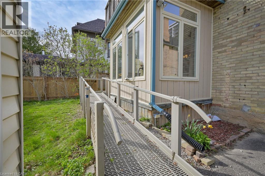 












25 AHRENS Street W

,
Kitchener,




Ontario
N2H4B6

