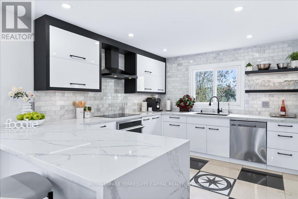 












8 MARCHWOOD CRESCENT

,
Richmond Hill,




Ontario
L4C8M8

