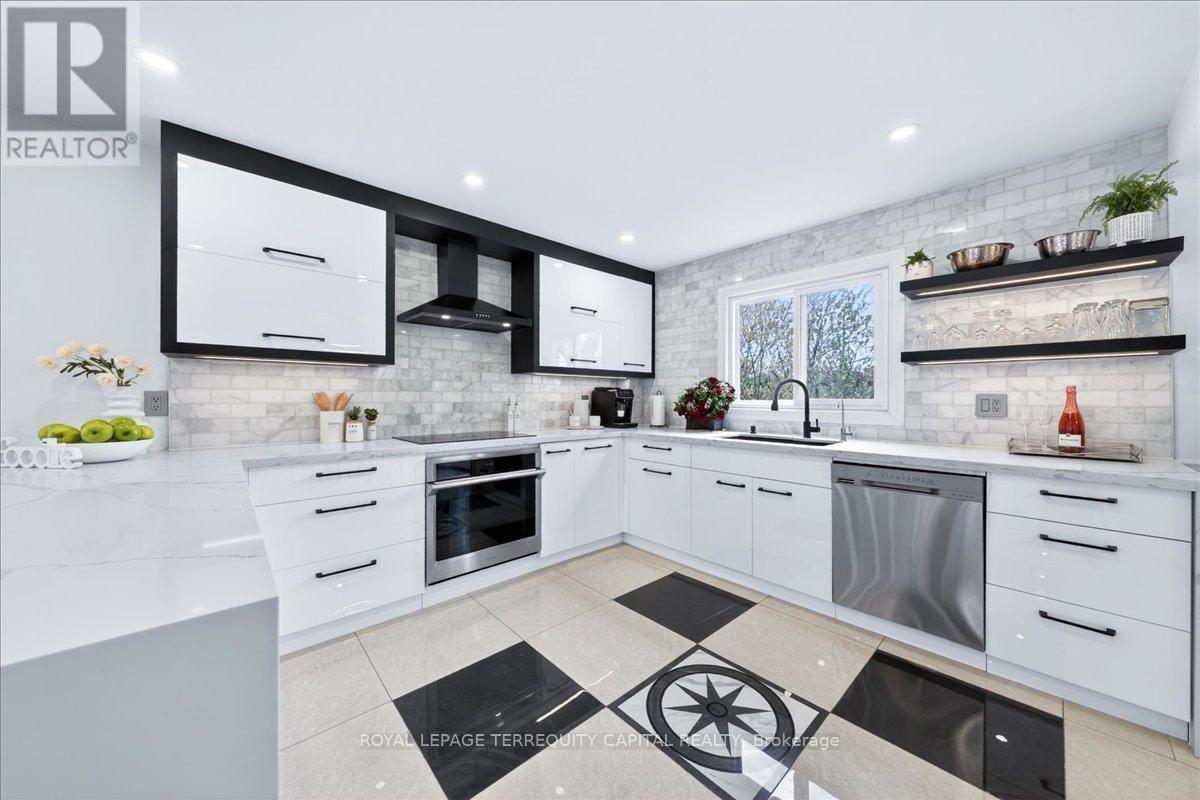 












8 MARCHWOOD CRESCENT

,
Richmond Hill,




Ontario
L4C8M8

