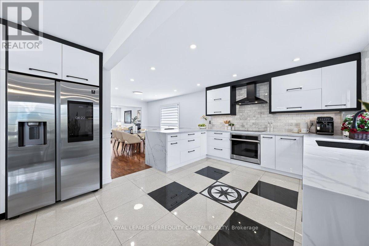 












8 MARCHWOOD CRESCENT

,
Richmond Hill,




Ontario
L4C8M8

