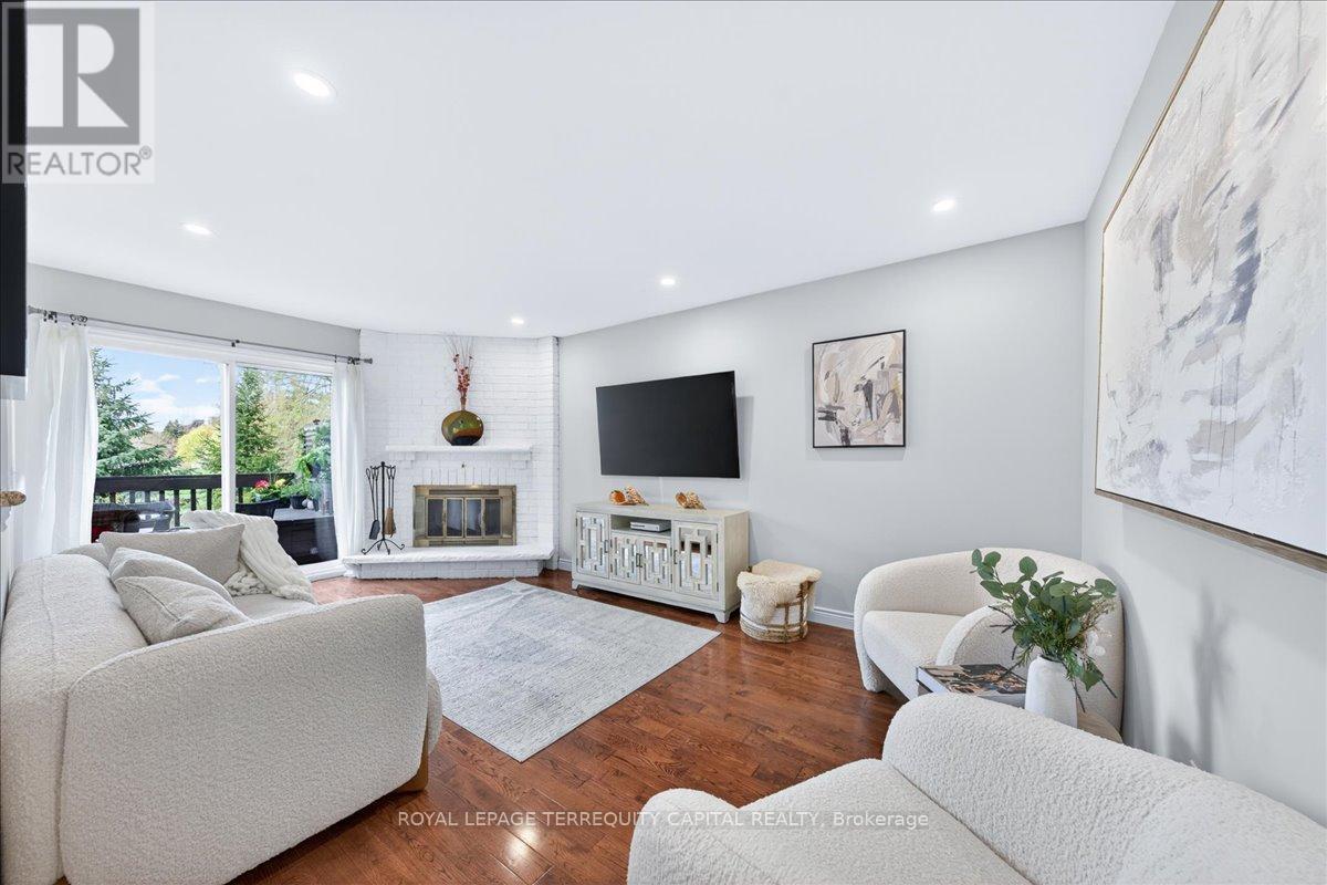 












8 MARCHWOOD CRESCENT

,
Richmond Hill,




Ontario
L4C8M8

