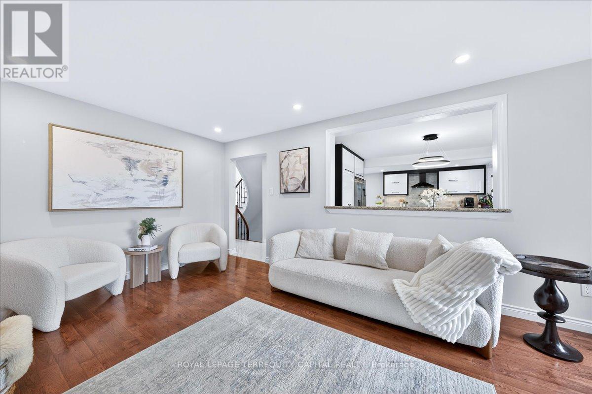 












8 MARCHWOOD CRESCENT

,
Richmond Hill,




Ontario
L4C8M8

