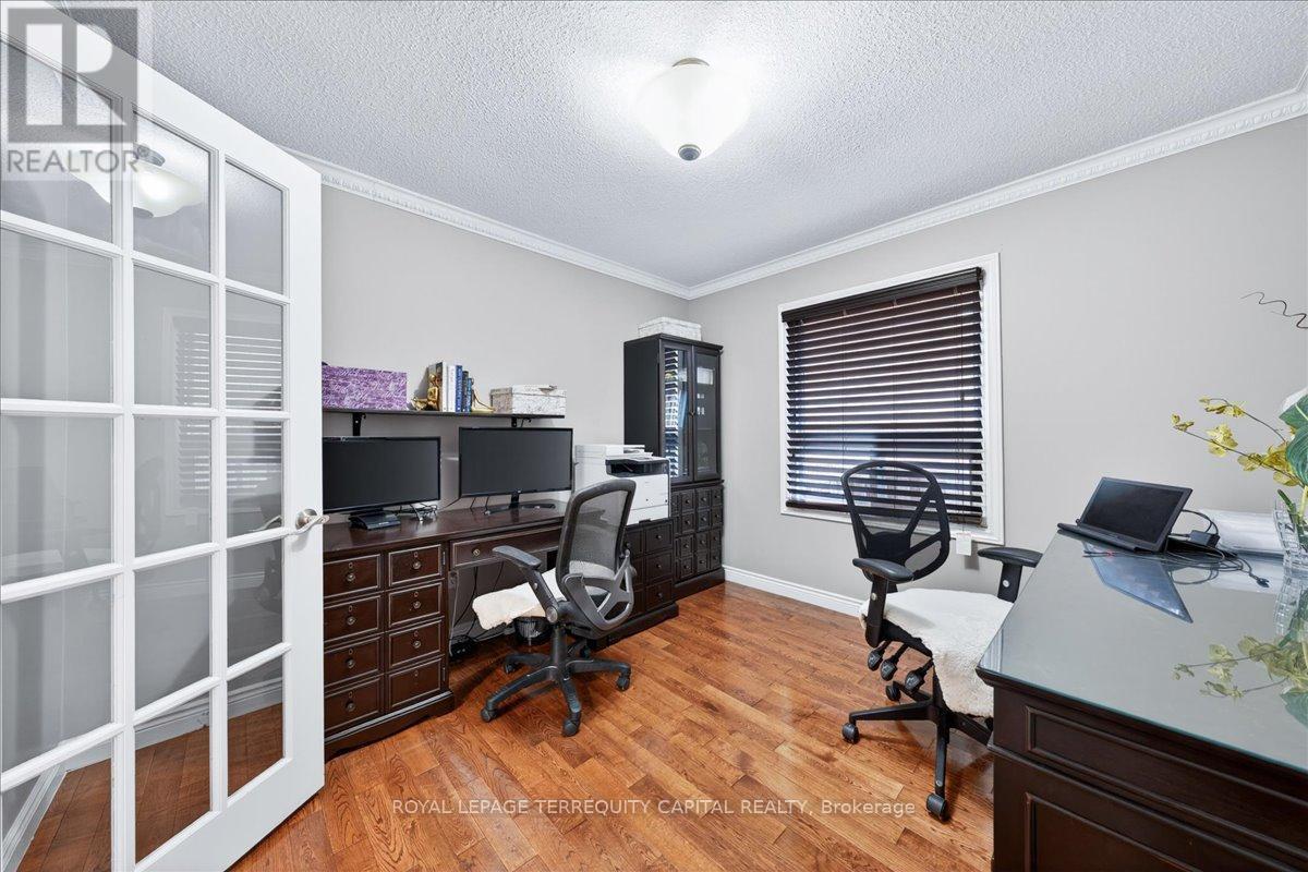 












8 MARCHWOOD CRESCENT

,
Richmond Hill,




Ontario
L4C8M8

