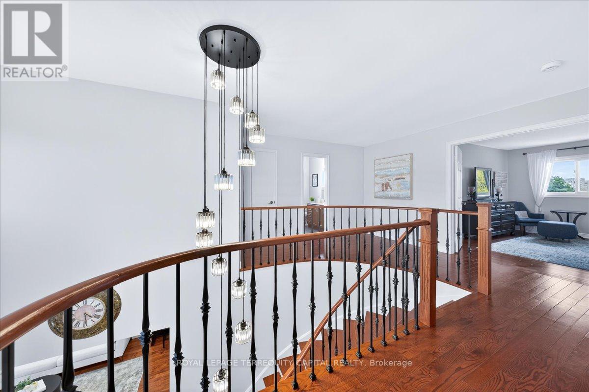 












8 MARCHWOOD CRESCENT

,
Richmond Hill,




Ontario
L4C8M8

