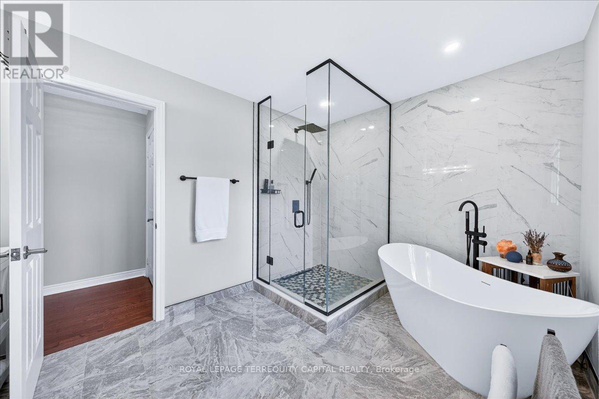 












8 MARCHWOOD CRESCENT

,
Richmond Hill,




Ontario
L4C8M8

