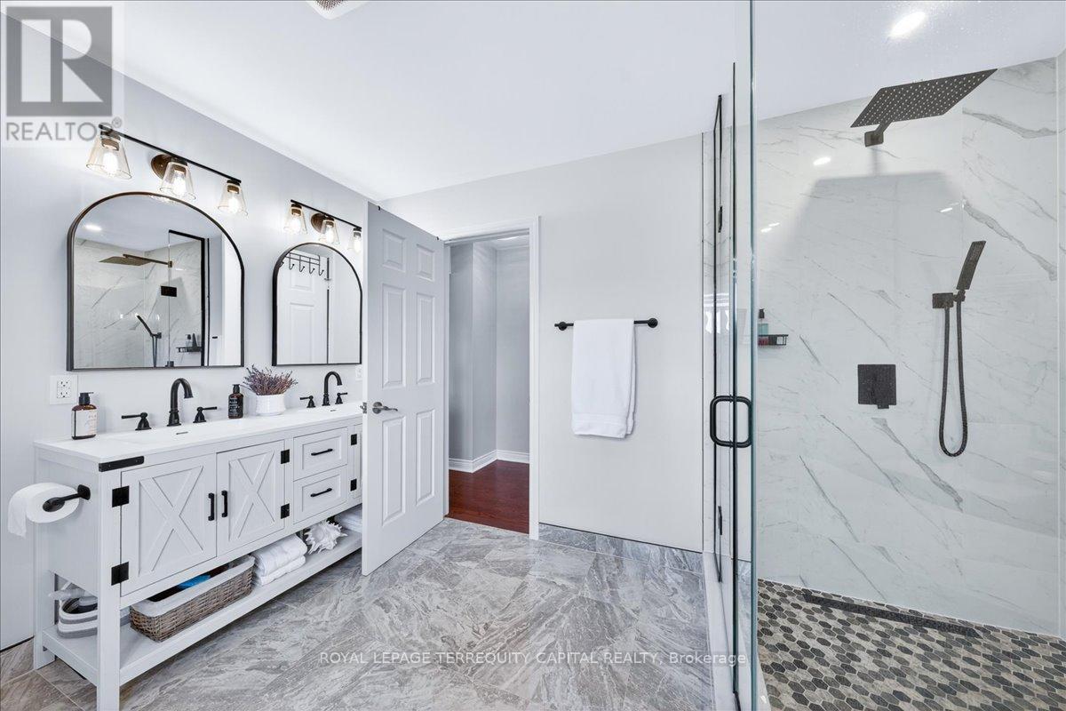 












8 MARCHWOOD CRESCENT

,
Richmond Hill,




Ontario
L4C8M8

