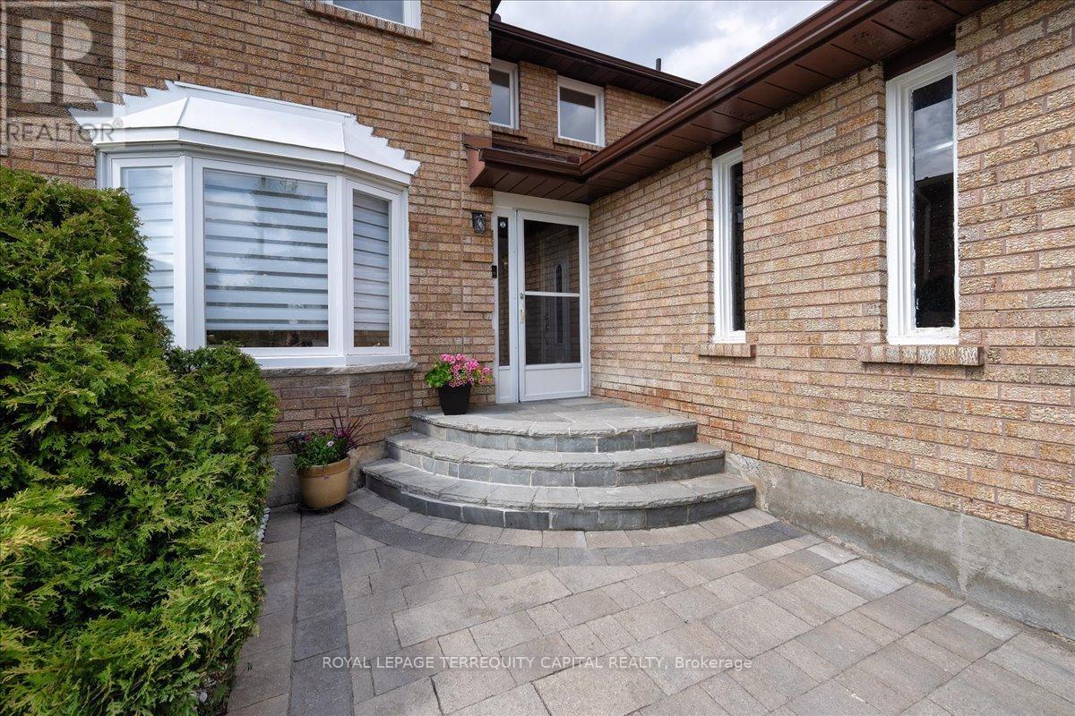 












8 MARCHWOOD CRESCENT

,
Richmond Hill,




Ontario
L4C8M8

