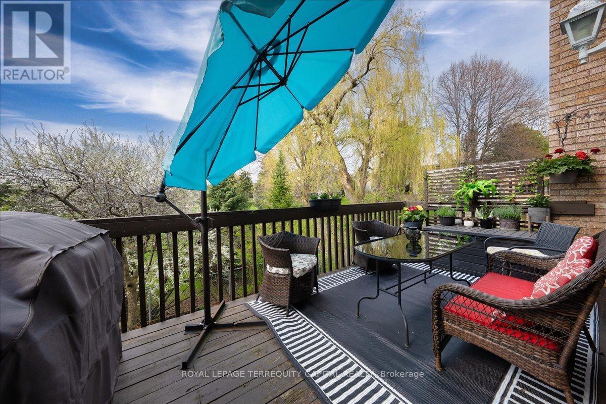 












8 MARCHWOOD CRESCENT

,
Richmond Hill,




Ontario
L4C8M8

