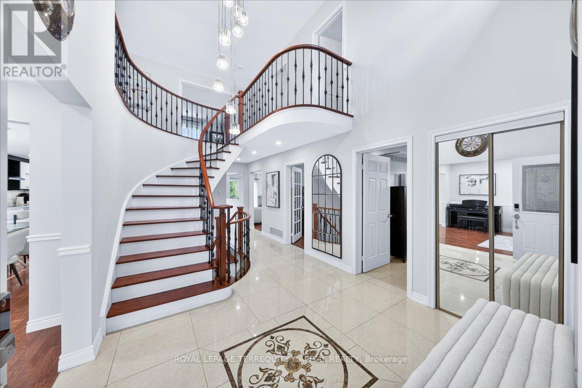 












8 MARCHWOOD CRESCENT

,
Richmond Hill,




Ontario
L4C8M8


