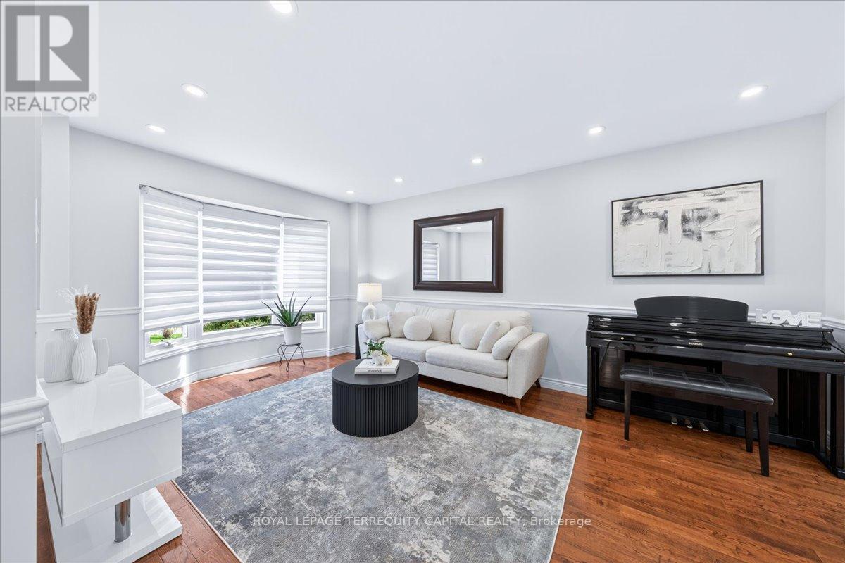 












8 MARCHWOOD CRESCENT

,
Richmond Hill,




Ontario
L4C8M8

