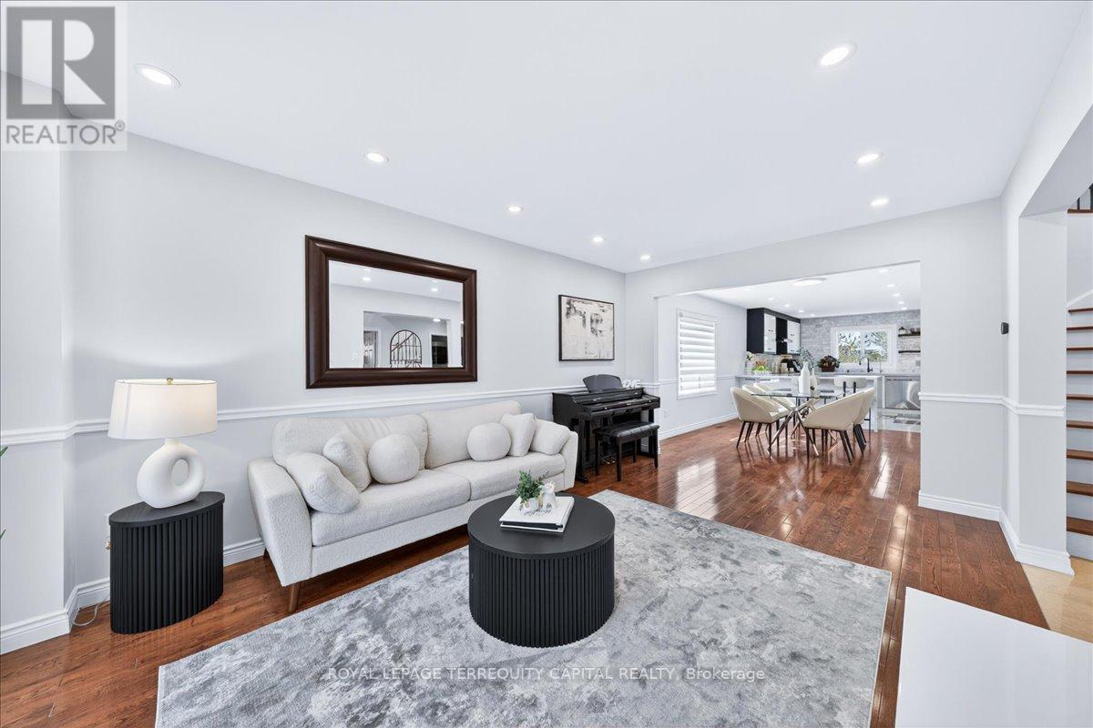 












8 MARCHWOOD CRESCENT

,
Richmond Hill,




Ontario
L4C8M8

