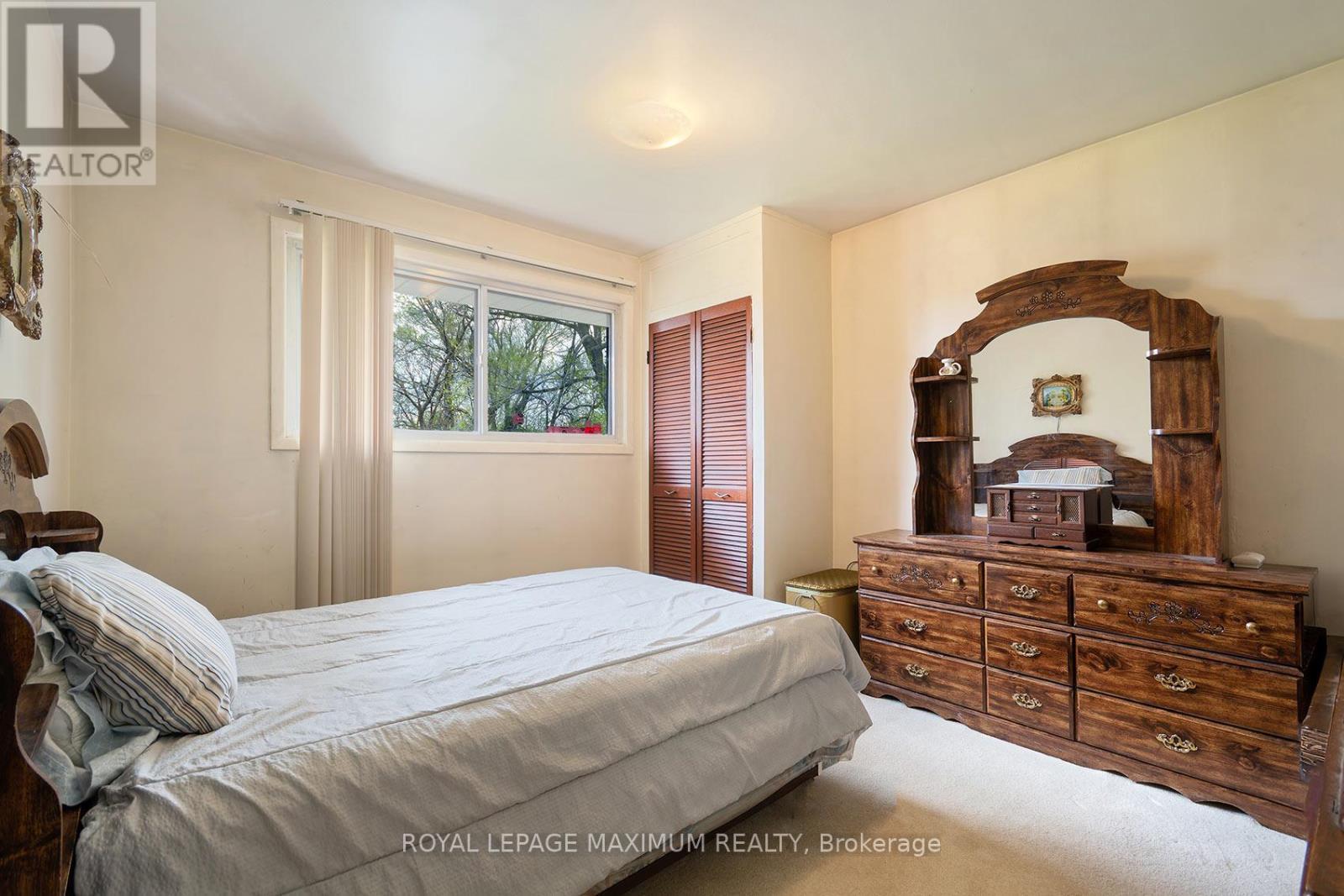 












565 PINEGROVE ROAD

,
Oakville,




Ontario
L6K2C5

