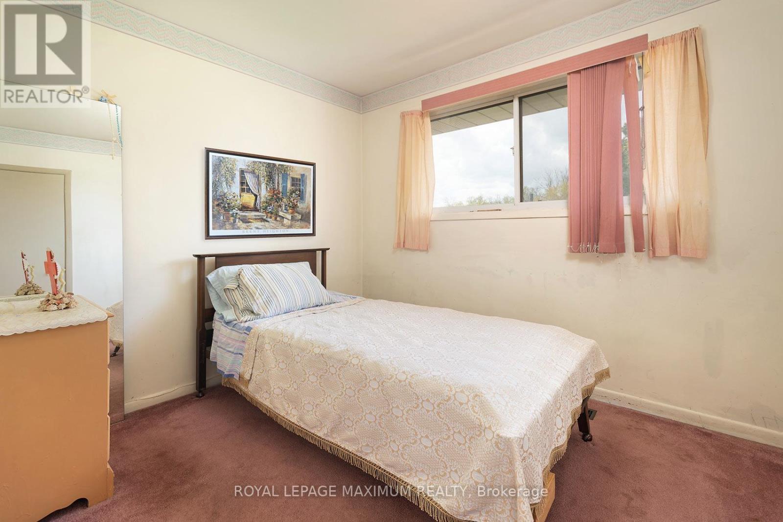 












565 PINEGROVE ROAD

,
Oakville,




Ontario
L6K2C5

