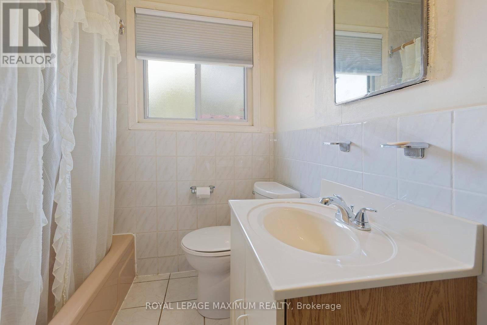 












565 PINEGROVE ROAD

,
Oakville,




Ontario
L6K2C5

